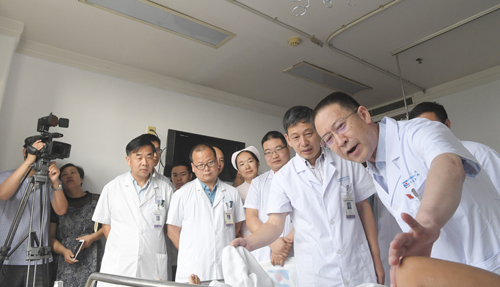 在我院创始人高云峰铜像前,李无阴谈百年正骨,说悠久院史,讲沧桑巨变