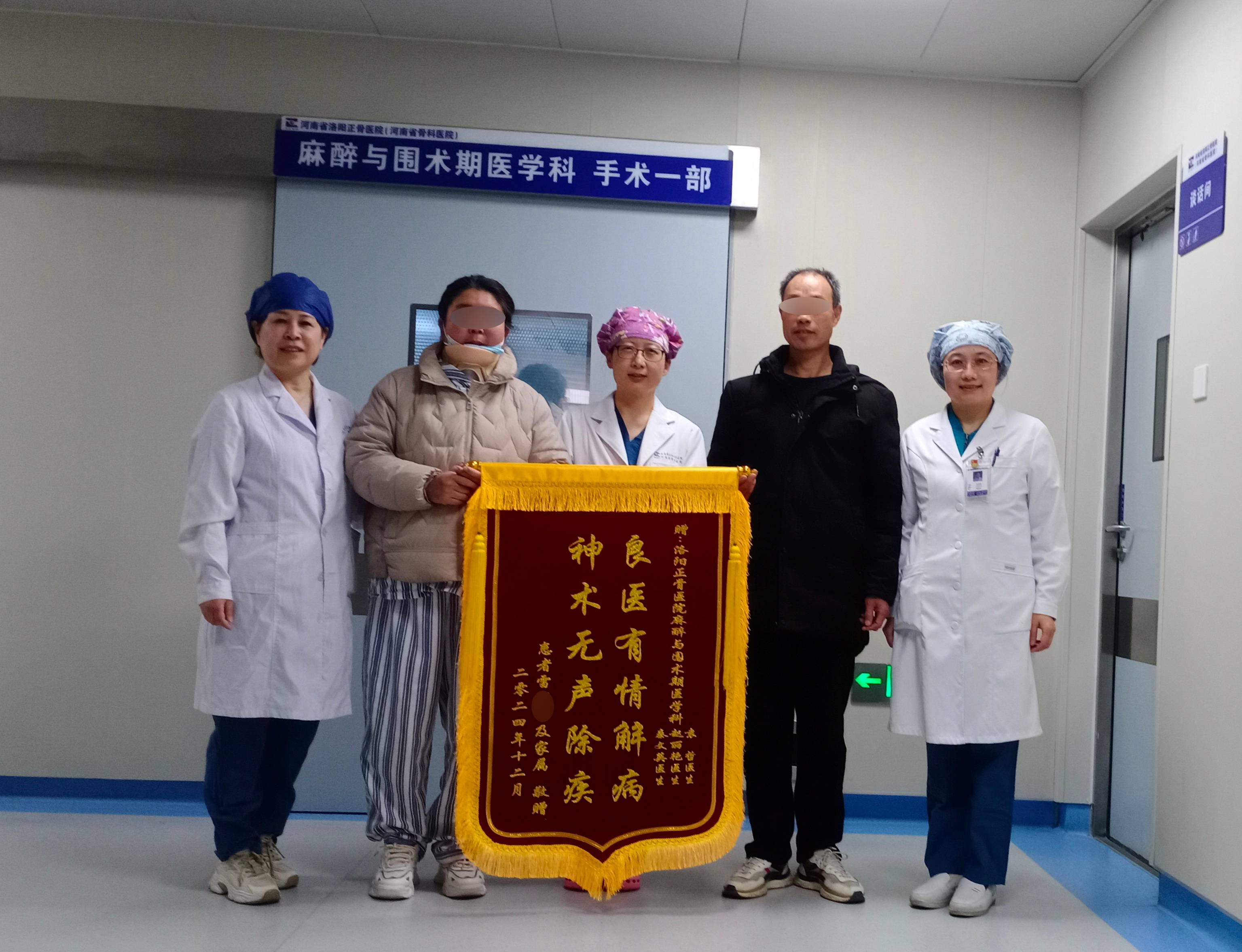 在准备间的主诊医师赵丽艳和麻醉医生秦文英看到此景,连忙上前安慰和